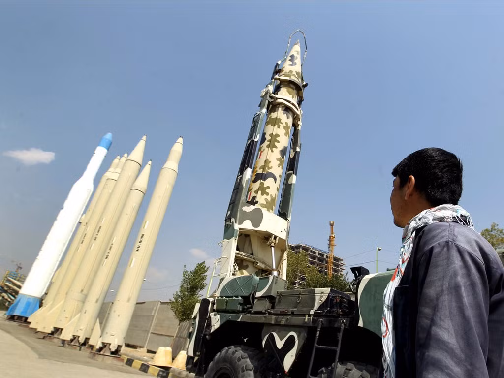Hiện nay trên lãnh thổ Syria, một số lượng lớn tên lửa đạn đạo được triển khai; Iran đã bí mật vận chuyển một số lượng lớn các bộ phận tên lửa được sản xuất ở Iran đến Syria, sau đó lắp ráp tại các kho bí mật ở Syria, để chuẩn bị cho cuộc xung đột chống lại Israel.