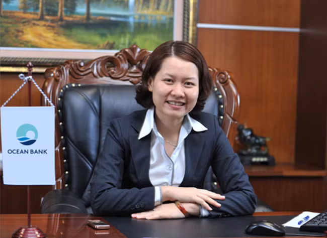 Theo báo Gia đình &amp; Xã hội, bị cáo Nguyễn Minh Thu sinh năm 1973, trú tại quận Ba Đình, Hà Nội, có chặng đường tiến thân khá ấn tượng. Nữ bị cáo tốt nghiệp Đại học Tổng hợp Hà Nội năm 1994. Từ năm 1994 đến 1995, bà Thu là cán bộ Viện nghiên cứu sau thu hoạch Bộ Nông nghiệp và Phát triển nông thôn. Từ năm 1995 - 1996 là cán bộ Văn phòng tư vấn UCE. Ảnh: ĐSPL.