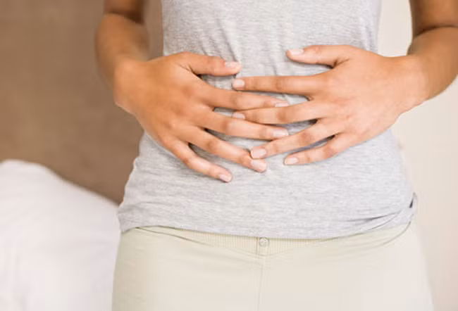 Khó tiêu: Khi u nang buồng trứng phát triển đến kích thước lớn, sẽ gây ra nhiều vấn đề, trong đó có chứng khó tiêu và khó đi ngoài.