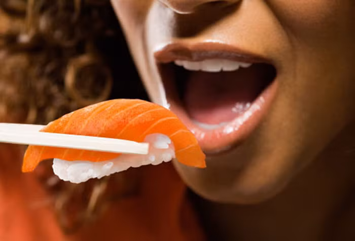 Ăn nhiều cá hồi: Cá hồi là nguồn protein dồi dào, một trong những nhân tố tạo nên làn da khỏe mạnh; đồng thời giàu axit béo omega-3. Các chuyên gia cho biết, các axit béo cần thiết nuôi dưỡng da, giúp da căng và trẻ trung, đồng thời giảm thiểu nếp nhăn.