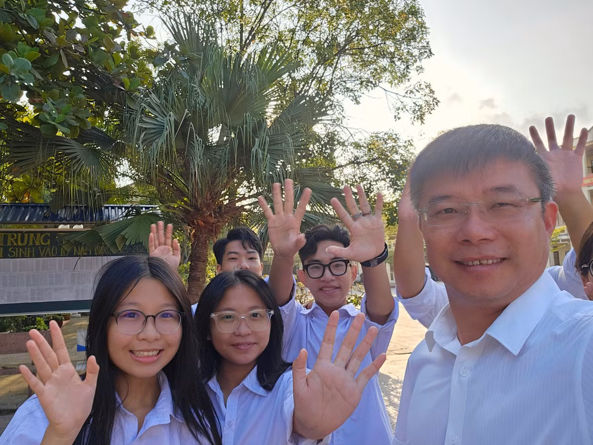 Thầy Hiệu trưởng trải lòng về “thư ngỏ” giữa “tâm bão” dạy thêm học thêm - Hình 4 Thay Hieu truong trai long ve “thu ngo” giua “tam bao” day them hoc them-Hinh-4