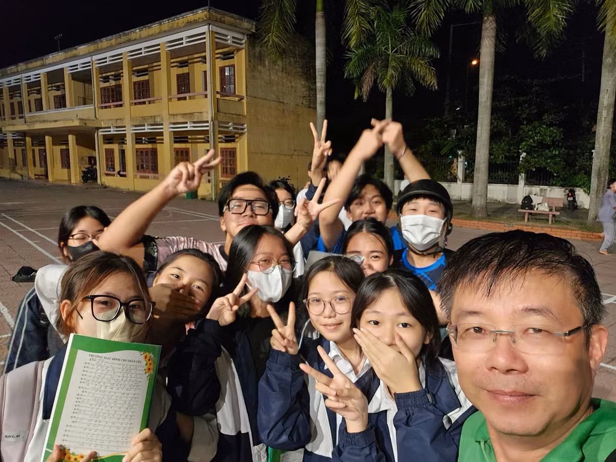 Thầy Hiệu trưởng trải lòng về “thư ngỏ” giữa “tâm bão” dạy thêm học thêm - Hình 3 Thay Hieu truong trai long ve “thu ngo” giua “tam bao” day them hoc them-Hinh-3