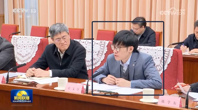 "Quái kiệt" Lương Văn Phong: Cha đẻ DeepSeek khiến đế chế AI tỷ đô rúng động Ông Lương Văn Phong trong buổi gặp Thủ tướng Trung Quốc Lý Cường. Ảnh: Vietnamplus.