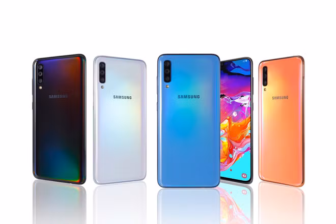 Nếu như phải chi ra khoảng 20 triệu đồng để sở hữu những chiếc smartphone cao cấp, thiết kế sang chảnh, người dùng có lẽ sẽ lựa chọn thông minh hơn thông qua những sản phẩm điện thoại tầm trung và cận cao cấp. Dưới đây là 5 mẫu smartphone có giá tầm 9 triệu đang cực “hot” trên thị trường. 1. Samsung Galaxy A70 Giá bán: 9,29 triệu đồng Người dùng chắc chắn sẽ phải dành lời khen cho Samsung khi tích hợp cho chiếc điện thoại này vô vàn các tiện ích cao cấp: máy quét vân tay trong màn hình lớn – 6,7 inch; cụm 3 camera sau (32MP + 8MP + 5MP). Không những thế, viên pin trong máy cũng có dung lượng “khổng lồ” – 4500 mAh. Còn lại, các thông số kỹ thuật của Galaxy A70 cũng vừa đủ dùng: chip xử lý Snapdragon 675; RAM 6GB; bộ nhớ trong 128GB; camera selfie 32MP. Trong dòng Galaxy A mới, Galaxy A70 chỉ đứng sau Galaxy A80 về cấu hình và giá bán.