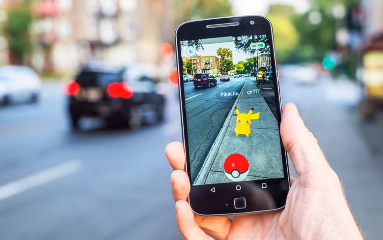 Tựa game tương tác ảo trên smartphone cho phép người chơi bắt, huấn luyện và trao đổi các Pokémon ảo dựa trên thế giới thực. Cảm giác được phiêu lưu mọi nơi để tìm bắt những con quái vật và khả năng chia sẻ ảnh ngay tức khắc giúp game gây sốt nhanh chóng, bạn có thể vừa đi dạo cùng bạn bè, vừa cùng nhau bắt Pokemon.