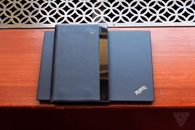 Máy đươc trang bị màn hình OLED kích thước 13,3 inch, tỷ lệ 4:3, độ phân giải 2K. Màn hình này được thiết kế có thể gập vào trong tương tự một cuốn sách.