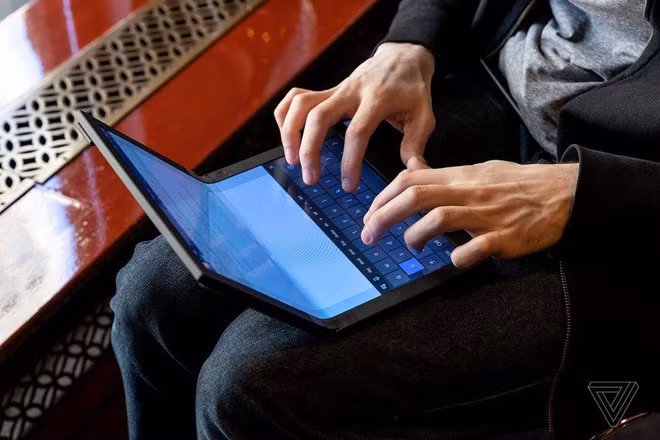 "Tôi thực sự thích thú với nguyên mẫu laptop này. Nó có kích thước nhỏ gọn, có thể dễ dàng mang theo người nhưng vẫn giữ được không gian làm việc rộng rãi", Chaim Gartenberg, cây bút công nghệ từ The Verge chia sẻ.
