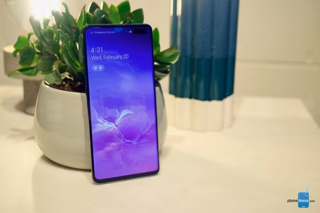 Samsung Galaxy S10 5G Với sự phổ biến của thương hiệu, rất có khả năng Samsung Galaxy S10 5G sẽ trở thành thiết bị phổ biến nhất trong số các điện thoại thông minh 5G đầu tiên. Điện thoại đã được bán ở Hàn Quốc và chắc chắn sẽ có mặt trên các kệ hàng của Verizon (một nhà mạng của Mỹ) vào ngày 16/05. Có giá khởi điểm từ 1300 USD (tương đương 30,23 triệu đồng), Samsung Galaxy S10 5G không hề rẻ nhưng vô cùng xứng đáng với những gì mà người dùng bỏ ra. Đây là một chiếc Galaxy S10 + phiên bản cao cấp với màn hình lớn hơn - 6,7 inch, pin lớn hơn - 4500mAh và camera thứ tư ở phía sau để đo độ sâu tốt hơn.