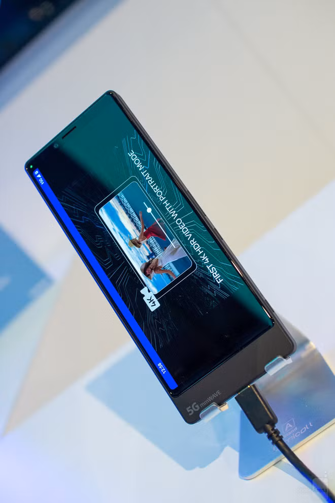 Sony Sony cũng sẽ có điện thoại 5G của riêng mình. Mặc dù Sony chưa chính thức công bố điện thoại 5G nhưng hãng đã bày tỏ sự quan tâm lớn đến công nghệ và tiềm năng của nó. Trên thực tế, công ty đã có một thiết bị nguyên mẫu 5G được trưng bày tại Triển lãm di động toàn cầu - MWC 2019. Sản phẩm mang một nét tương đồng với điện thoại thông minh Xperia 1 - màn hình cực dài mà không có “notch”. Cho đến nay, giới công nghệ vẫn chưa phát hiện ra bất kỳ phần cứng 5G thương mại nào của Sony đang hoạt động.