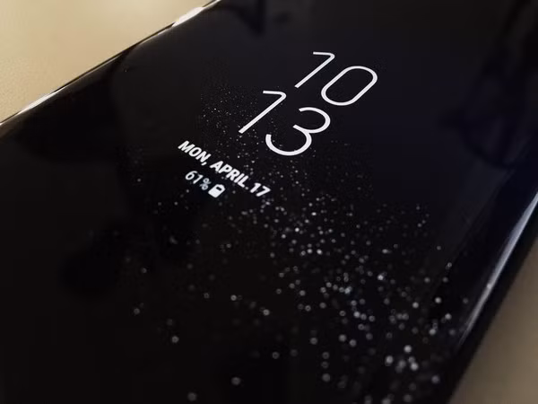  Màn hình luôn mở (always-on) Màn hình always-on chưa xuất hiện trên iPhone mặc dù rất phổ biến với smartphone Android. Điện thoại Android từ một số nhà sản xuất như Samsung hay Google từ lâu đã có màn hình always-on cho phép người xem nhanh một số thông tin như thời gian, thời tiết hay thông báo mà không cần phải kích hoạt màn hình trong thực tế. Màn hình always-on vì thế có thể giúp bạn cập nhật nhanh thông tin trong khi đó lại không gián đoạn những gì đang làm. Trên iPhone, người dùng có thể kích hoạt màn hình chỉ đơn giản bằng cách chạm vào màn hình. Điều này khá tiện dụng tuy nhiên bạn vẫn sẽ phải với lấy chiếc điện thoại để làm điều đó và thật khó để “chống cự” lại sự hấp dẫn của các ứng dụng mạng xã hội trên đó chẳng hạn.