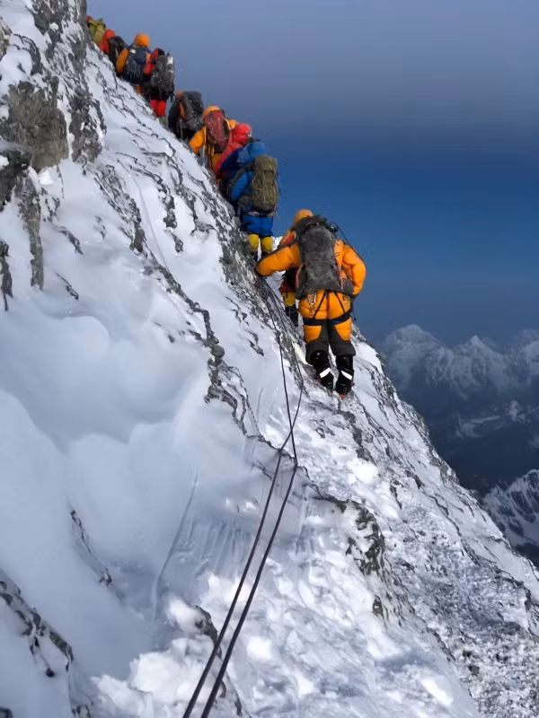 "Sốc" điều xảy ra với cơ thể người ở "địa ngục sống Everest" - Hình 2 Trong Vùng Tử thần, các nhà leo núi sẽ gặp phải vô số triệu chứng nguy hiểm.