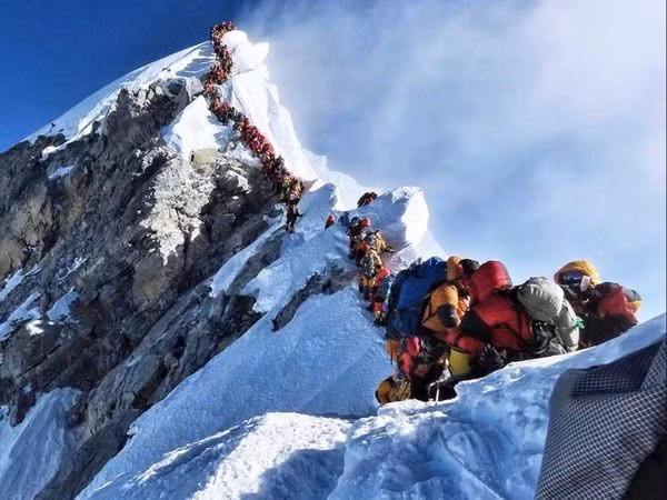 "Sốc" điều xảy ra với cơ thể người ở "địa ngục sống Everest" Để chinh phục đỉnh Everest, các nhà leo núi phải vượt qua một nơi được gọi là “The Death Zone” - Vùng Tử thần.