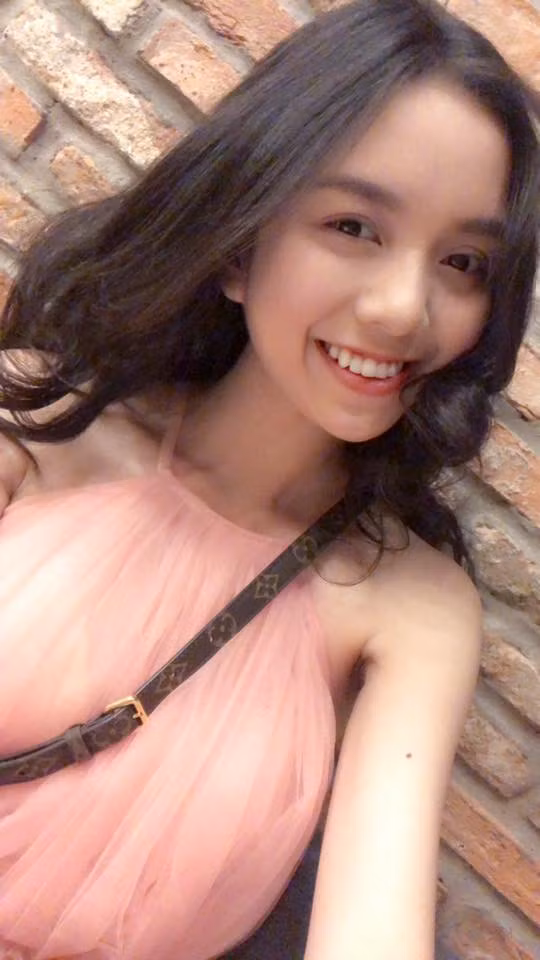 Thảo Vy tươi tắn khi chọn cách trang điểm nhẹ nhàng.