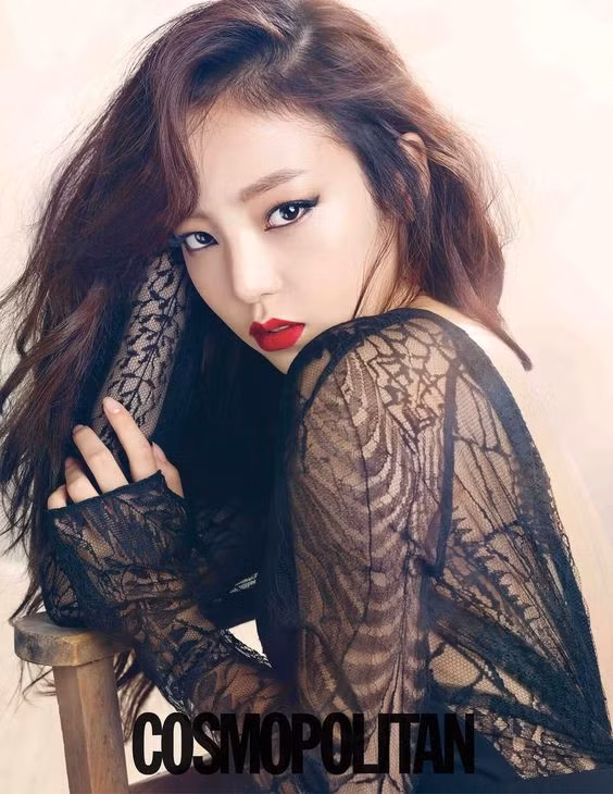 Goo Hara dễ dàng hóa thân vào nhiều phong cách khác nhau, khi thì gợi cảm…