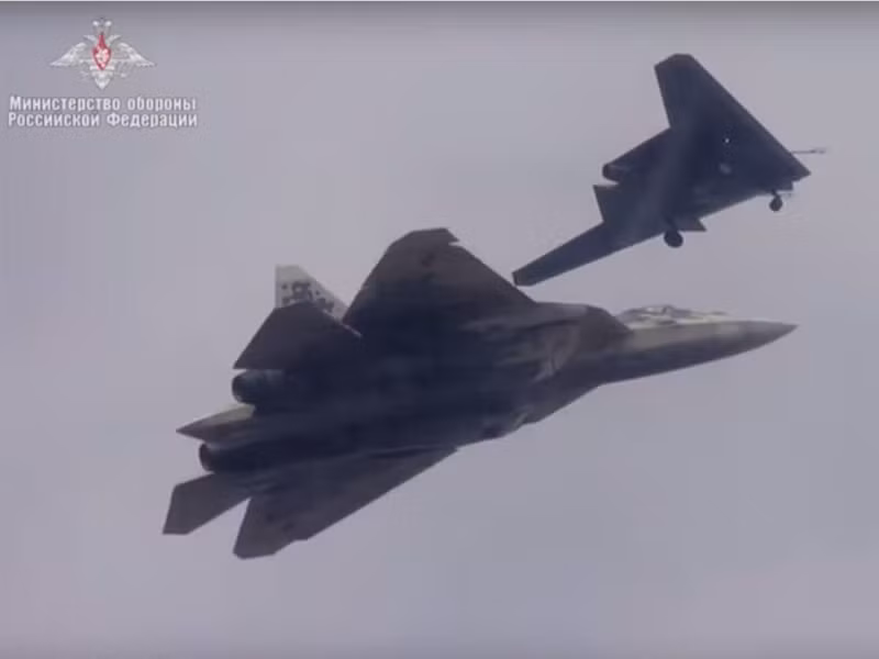 Tuy nhiên, khả năng che giấu tín hiệu phản xạ radar và bộc lộ hồng ngoại của Okhotnik có chút khiêm tốn khi so với UCAV tàng hình X-47B của Mỹ. Cấu hình này hy sinh tính tàng hình để đổi lấy khả năng cơ động. Động cơ phản lực với chế độ đốt tăng lực cho phép Okhotnik đạt tốc độ siêu âm, điều mà những chiếc X-47B Mỹ không thể làm được.