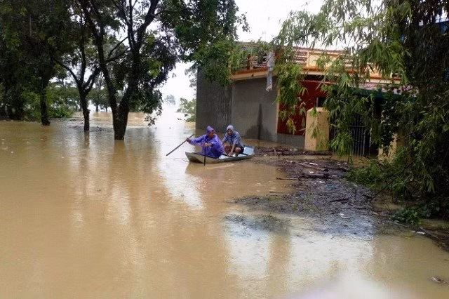 Theo ông Tuấn, UBND xã đã chủ động hợp đồng với các đại lý tích trữ nhu yếu phẩm như: bánh mỳ, mỳ tôm, dầu ăn, giấy vệ sinh, nước uống… để cung ứng cho nhân dân vùng bị cô lập. Ngay sau khi nước rút sẽ lập tức triển khai lượng cùng người dân dọn dẹp, vệ sinh nhà cửa, nguồn nước.