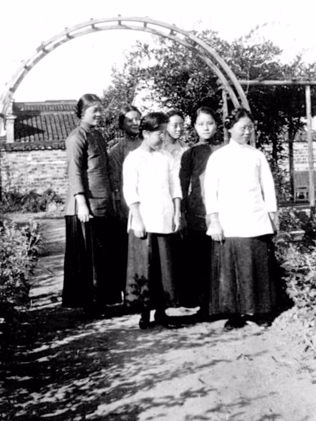 Các nữ sinh của trường Đại học Nam Kinh trong bức ảnh chụp năm 1917 về quốc gia đông dân bậc nhất thế giới này. Ảnh Sina