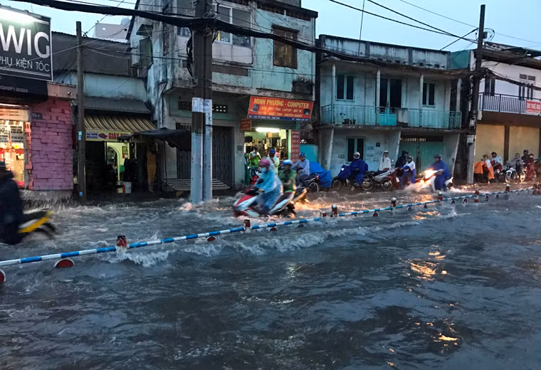 Nhiều tuyến nước nước ngập sâu gần 1m lút cả chiếc xe máy...