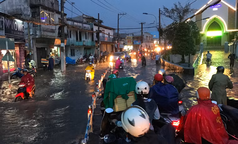 . Khu vực nút giao đường Tô Ngọc Vân - Phạm Văn Đồng với đường sắt Bắc Nam (quận Thủ Đức, TP HCM) ngập nặng, có nơi sâu gần 1m...