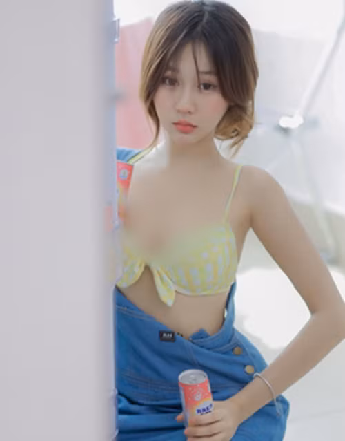 Kết hợp với khuôn mặt ngây thơ, trong sáng, Nol Lanee thực sự khiến mọi người không thể không tán dương nét đẹp quyến rũ, đối lập của mình.