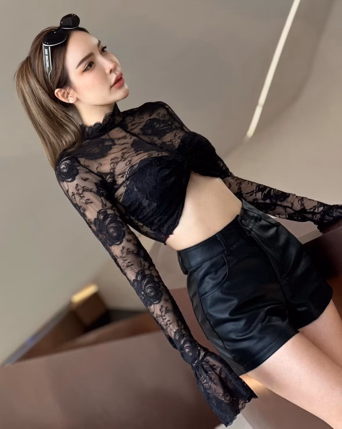 Đa số mọi người đều tán dương nhan sắc và ngưỡng mộ dáng vóc thon gọn, săn chắc nhưng không kém phần nóng bỏng của cô nàng.