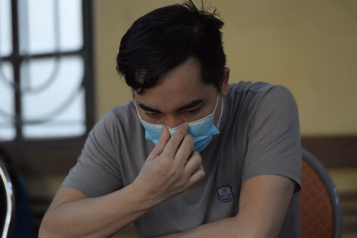 Bat tam giam Dao Duy Tung, ca nhiem COVID-19 nhap canh trai phep