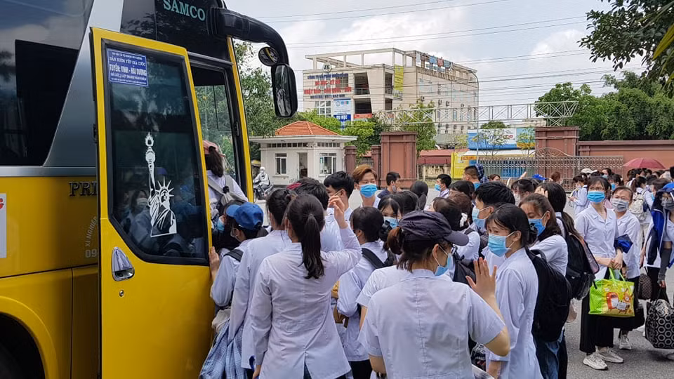 Hinh anh cham trai tim 267 sinh vien y Hai Duong chi vien Bac Giang, Bac Ninh-Hinh-16
