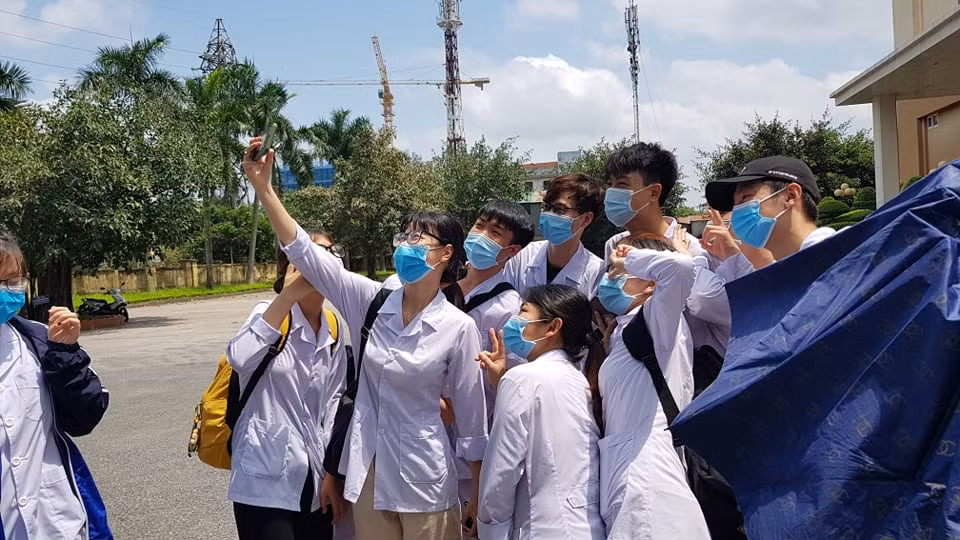 Hinh anh cham trai tim 267 sinh vien y Hai Duong chi vien Bac Giang, Bac Ninh-Hinh-6