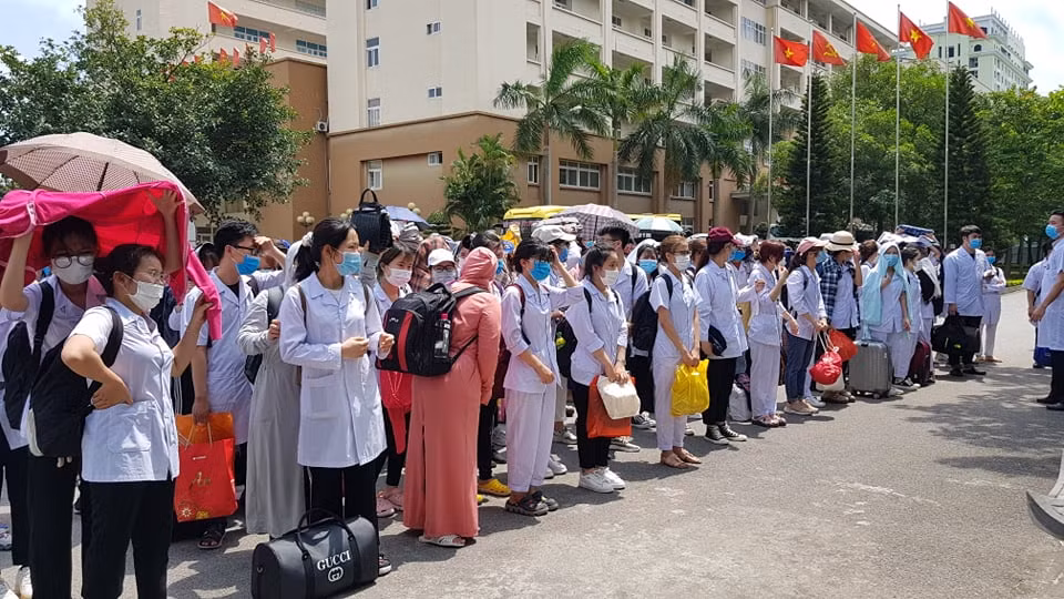 Hinh anh cham trai tim 267 sinh vien y Hai Duong chi vien Bac Giang, Bac Ninh-Hinh-8