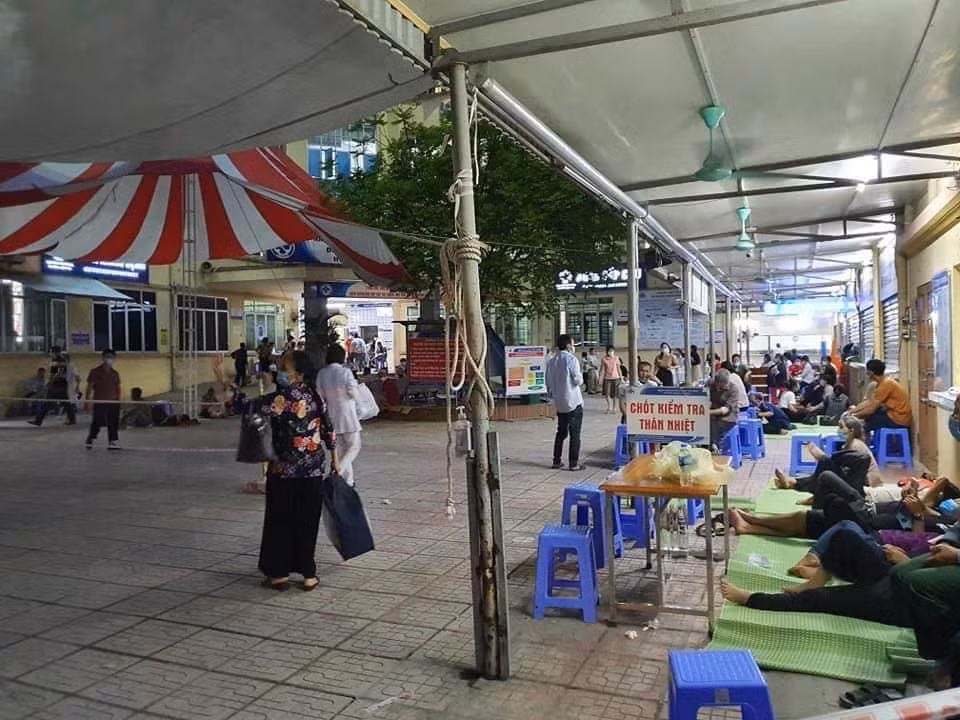 Lực lượng y tế Thái Bình đã phun khử khuẩn toàn bộ bệnh viện trên và lấy mẫu xét nghiệm cho 1.004 cán bộ, nhân viên y tế; 1.538 bệnh nhân và 1.081 người nhà.