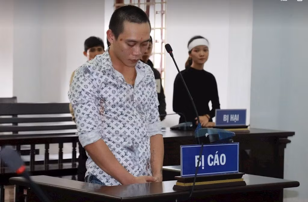  Chiếm đoạt tiền của nạn nhân Rào Trăng 3 lĩnh 15 năm tù. Tháng 11/2020, TAND tỉnh Đắk Nông tuyên phạt Nguyễn Văn Phúc (trú huyện Duy Xuyên, tỉnh Quảng Nam) 15 năm tù giam. Phúc đã có hành vi lừa đảo, chiếm đoạt tài sản đối với 23 bị hại. Trong đó, chị Lê Thị Thu Thảo, là vợ anh Trần Văn Lộc, người đã tử nạn trong vụ lở đất thủy điện Rào Trăng 3, tỉnh Thừa Thiên Huế đã bị Phúc lừa đảo, chiếm đoạt 100 triệu đồng. 