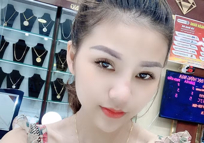  "Hot girl" Tuyên Quang điều hành đường dây bán dâm liên tỉnh: Nguyễn Thị Lan (22 tuổi, ở huyện Chiêm Hóa, tỉnh Tuyên Quang) bị cảnh sát bắt vào tháng 10/2020 khi cầm đầu đường dây bán dâm liên tỉnh, bản thân cô gái này cũng bán dâm cho khách, giá mỗi lần "phục vụ" 2-5 triệu đồng.