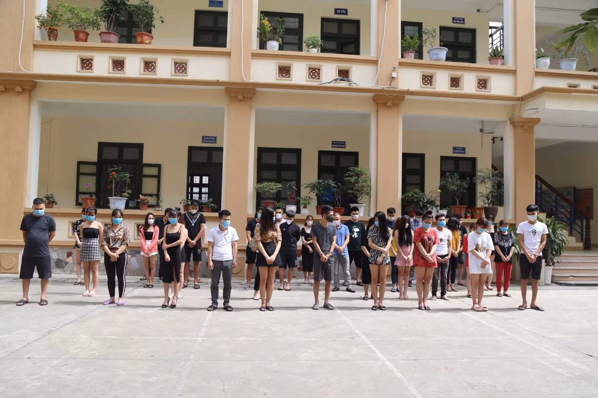  Hàng thanh niên “bay lắc” trong quán Karaoke ở Bắc Ninh: Sáng 7/5, công an huyện Quế Võ bắt quả tang 33 thanh niên đang tụ tập hát và có biểu hiện tàng trữ, sử dụng trái phép chất ma túy tại 4 phòng hát trong quán Karaoke Bảo Anh ở xã Châu Phong. Cảnh sát thu giữ chất bột màu trắng trên đĩa sứ nghi là ma túy tổng hợp và 1 số dụng cụ để sử dụng ma túy. Qua kiểm tra test nhanh, 18 thanh niên dương tính với ma túy. 