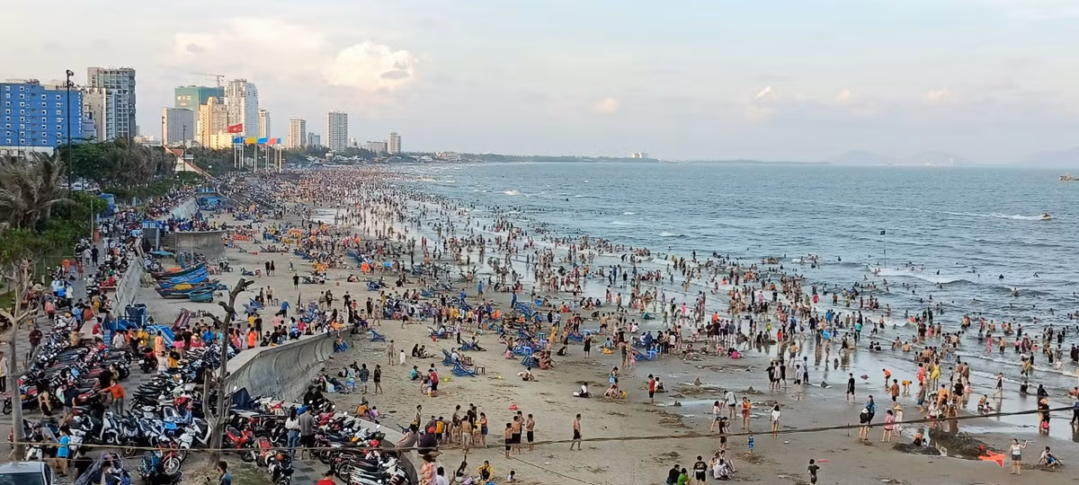 Bãi tắm tại Vũng Tàu đông nghịt du khách.