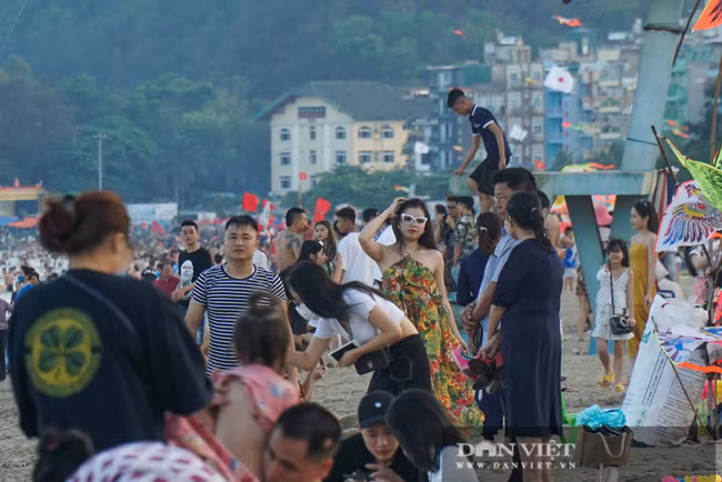 Nhiều du khách không đeo khẩu trang. Ảnh: Dân Việt.