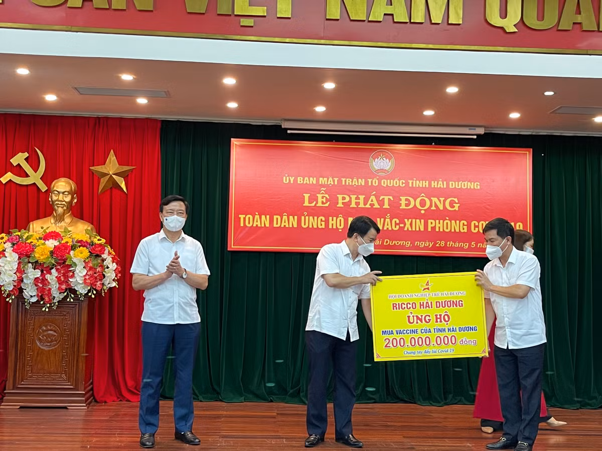 Hải Dương: Hơn 70 tỷ ủng hộ Quỹ vaccine COVID-19 ngay khi phát động - Hình 15 Hai Duong: Hon 70 ty ung ho Quy vaccine COVID-19 ngay khi phat dong-Hinh-15