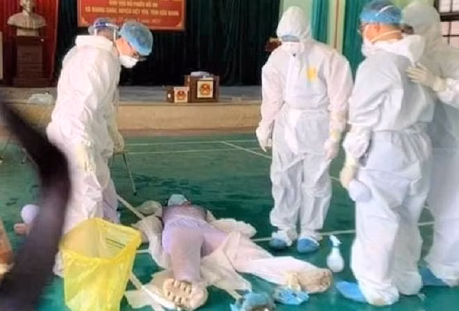  Một sinh viên Trường Đại học Kỹ thuật y tế Hải Dương chi viện Bắc Giang ngất xỉu do kiệt sức: Ngày 26/5, khi đang test kháng nguyên nhanh, sàng lọc COVID-19 cho người dân tại Núi Hiểu, xã Quang Châu, huyện Việt Yên, một sinh viên Trường Đại học Kỹ thuật y tế Hải Dương đã ngất xỉu do kiệt sức. 
