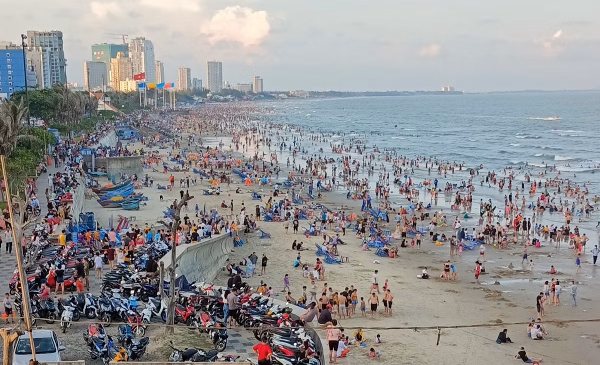  Vũng Tàu phạt khách tắm biển xong không đeo khẩu trang. Việc kiểm tra, nhắc nhở, xử phạt du khách tắm biển không đeo khẩu trang sẽ bắt đầu từ 15h ngày 1/5. Thành phố Vũng Tàu bố trí các tổ kiểm tra y tế ở tất cả các lối xuống biển để nhắc nhở khách đeo khẩu trang, phát khẩu trang cho khách khi xuống biển, du khách tắm xong lên bờ không đeo khẩu trang sẽ bị phạt. Trong ngày đầu tiên của kỳ nghỉ lễ 30/4-1/5, thành phố đón hơn 70.000 lượt khách du lịch.