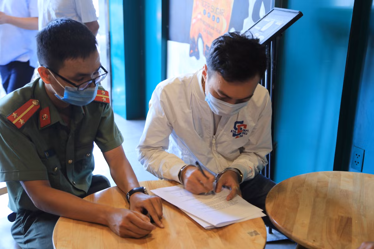 Đầu tháng 2/2021, có 14 người Hàn Quốc đã thông qua các trang mạng xã hội của Hàn Quốc để liên hệ với 1 người Hàn Quốc (là Giám đốc một công ty ở Việt Nam) để làm thị thực nhập cảnh, với chi phí khoảng 2.500 USD. Sau đó, Giám đốc người Hàn Quốc đã liên hệ với Tuấn đứng ra bảo lãnh cho các công dân Hàn Quốc nhập cảnh vào Việt Nam theo dạng chuyên gia để làm việc. Ảnh: CAĐN 