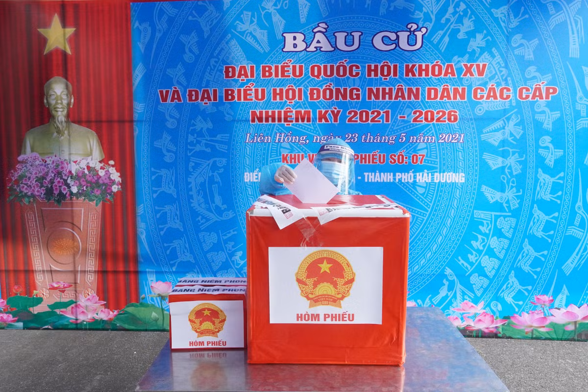 Sáng 23/5, tại khu vực bỏ phiếu số 7, điểm bầu cử xã Liên Hồng, TP Hải Dương, những người đang cách ly tập trung phòng dịch tại khu cách ly KTX Đại học Hải Dương đã thực hiện quyền công dân, bỏ phiếu bầu cử ĐBQH khóa XV và đại biểu HĐND các cấp nhiệm kỳ 2021-2026.