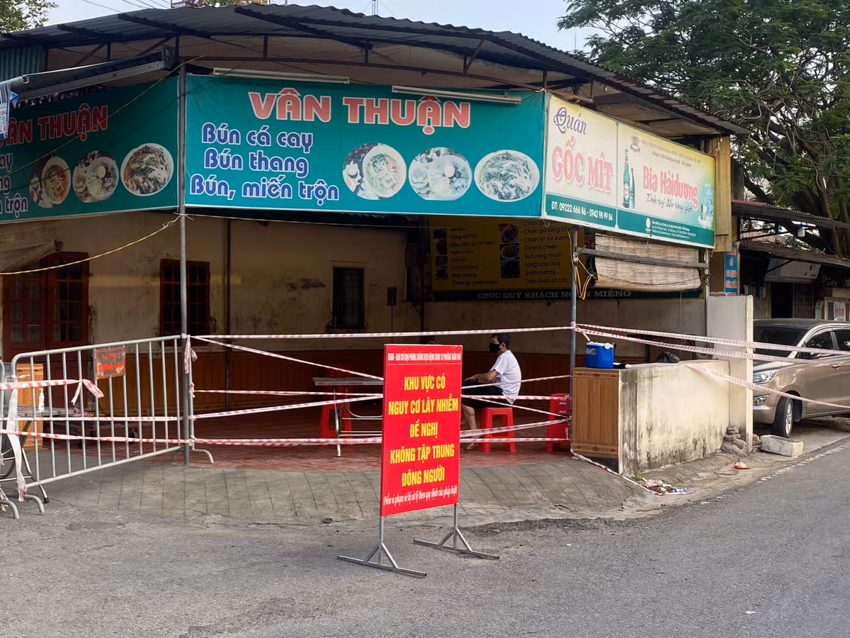 Len vao khu phong toa ban ruou, nguoi phu nu bi phat, cach ly
