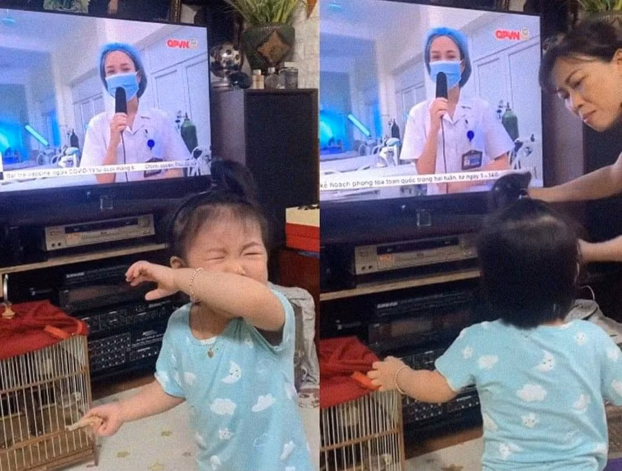  Bé gái 20 tháng tuổi òa khóc khi thấy mẹ xuất hiện trên tivi. Đó là hình ảnh khiến bao người không cầm được nước mắt vì xúc động khi xem đoạn clip ghi lại.