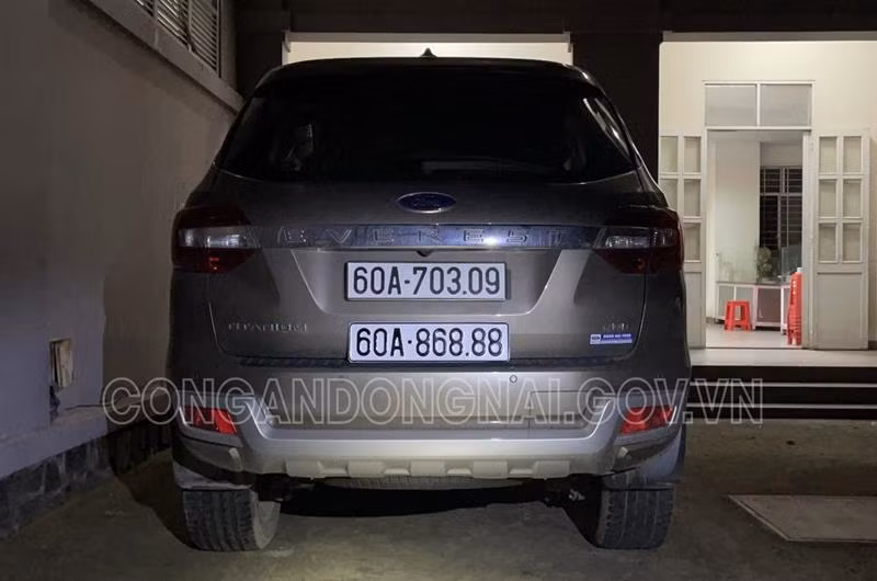 Cong an Dong Nai xu phat nguoi su dung bien so xe gia “60A-868.88”-Hinh-2