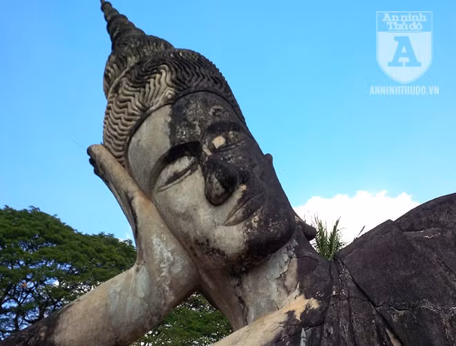 Bức tượng mô tả tư thế Phật nằm nghiêng về bên phải, tay phải gối dưới đầu còn tay trái để thuôn dài theo thân mình.