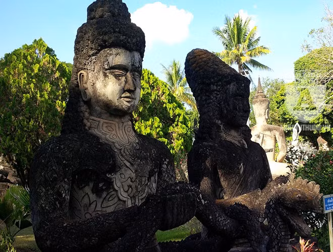 Tổ hợp tượng thần bế rắn.