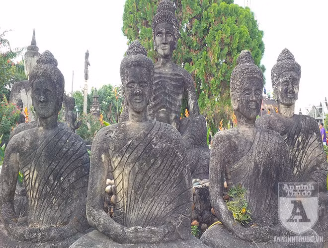 Tổ hợp tượng Phật nhập thiền.