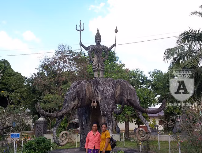Tượng thần đứng trên voi ba đầu.