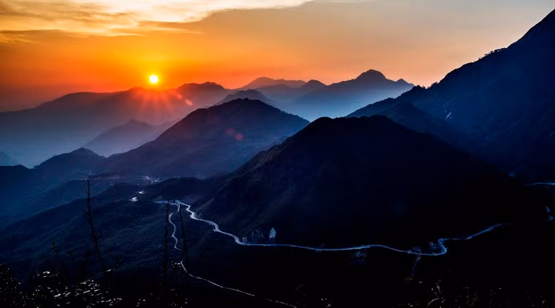 Độ cao, sự hiểm trở và chiều dài khiến đèo Ô Quý Hồ được mệnh danh không chính thống là "vua đèo vùng Tây Bắc". Đỉnh đèo Ô Quý Hồ nằm giữa mây núi ngút ngàn còn được gọi với cái tên Cổng Trời. Những năm trời lạnh, đỉnh đèo có thể phủ kín băng tuyết. Ảnh: Skda84pilot (Flickr).