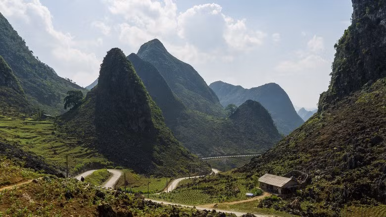 Con đường chạy qua đèo Mã Pì Lèng có tên gọi là đường Hạnh Phúc, được hàng vạn thanh niên xung phong thuộc 16 dân tộc của 8 tỉnh miền Bắc Việt Nam xây dựng từ năm 1959 – 1965. Tại đoạn đường đèo, các nhân công đã phải treo mình trên dây giữa các vách đá để thi công trong suốt 11 tháng. Ảnh: Gavin White (Flickr).