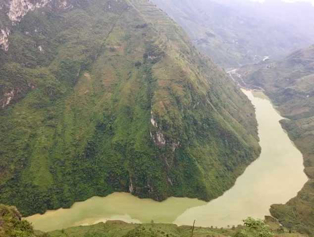 Nếu là người mê du lịch mạo hiểm, đừng quên khám phá con đèo nổi tiếng này, với thời gian đẹp nhất từ tháng 6 tới tháng 8 hàng năm. Đó là thời điểm nắng nhiều, trời trong xanh và ít mây mù hơn so với những mùa còn lại